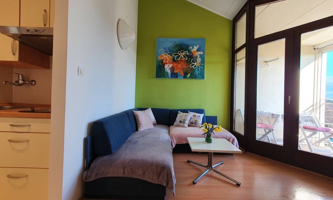 Mareda Apartment | Cozy Beachfront Apartment with Ocean View & Air Conditioning