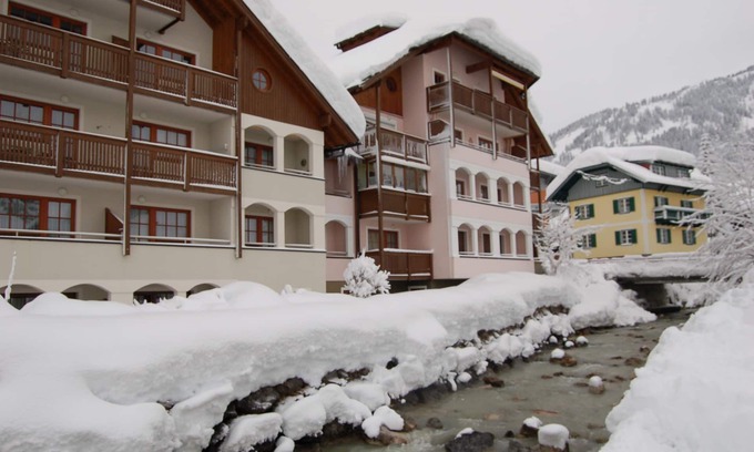 Russbach am Pass Gschuett Apartment | Cozy Apartment Steps from Ski Slopes with Great Amenities