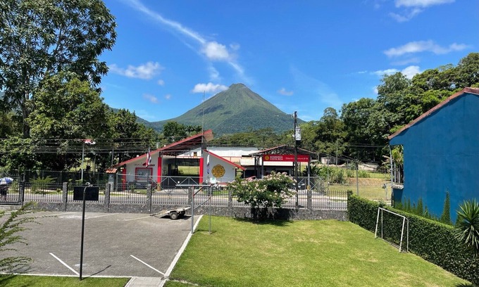 Barrio Pilo Apartment | Cozy Apartment 4: Vista al Volcán with Pool & Spa Access