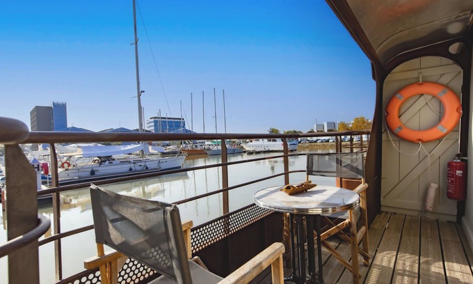 Bassins a Flot Apartment | Apartment '4 Suites Voyage Au 20eme Siecle' with Lake View, Wi-Fi and Air Conditioning