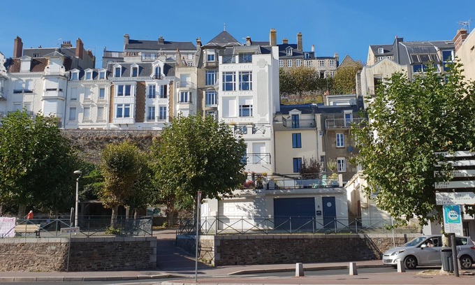 Granville Apartment | Charming Apartment 4p near Granville’s Beach and Ports
