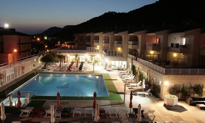 L'Estartit Apartment | Exceptional Pool View Apartment for 5 with Great Amenities