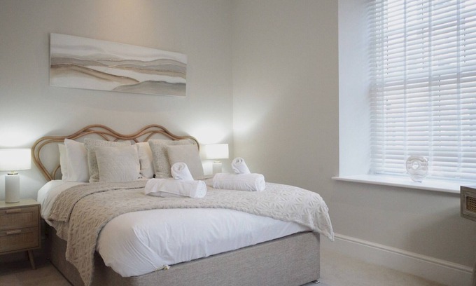 Bont Newydd Apartment | Explore Apartment 6 Old Conservative Club in Historic Town