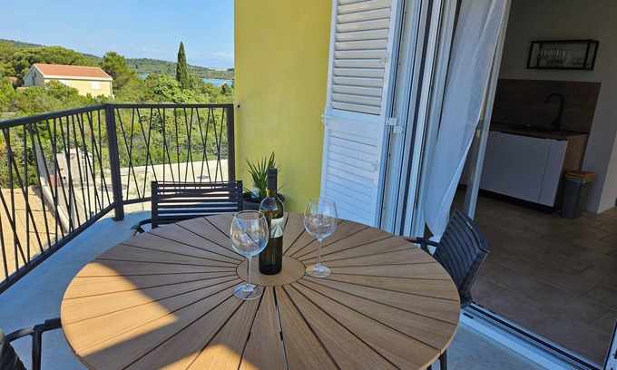 Zdrelac Apartment | Cozy Apartment with Ocean View and Breakfast Included