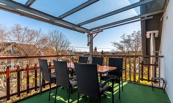 Rheinhausen Apartment | Apartment '7, 4 Schlafzimmer, Balkon' with Shared Terrace and Wi-Fi