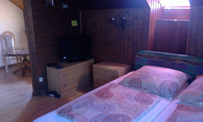 Buedelsdorf Apartment | Cozy Apartment with Pool & Breakfast Near A7 - Rated 9.4