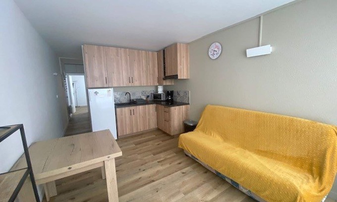 Arette Apartment | Apartment 7 pax, Direct Access to Slopes and Shops, Balcony, Ski Locker, Free Parking