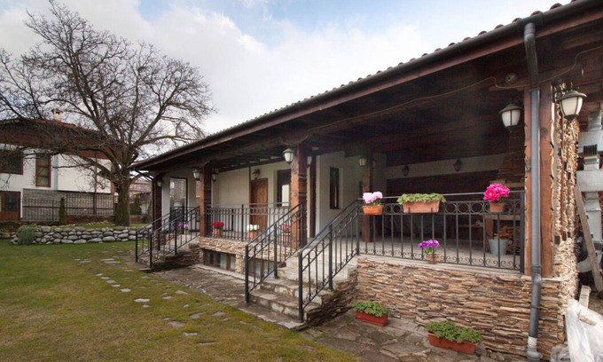 Kvartal Noviya Grad Apartment | Cozy Apartment 7 with Central Heating & Family-Friendly Perks