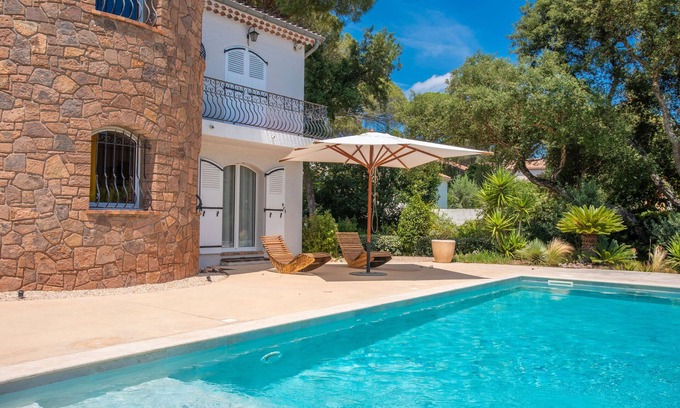 Frejus Apartment | Apartment '80m² Dans Villa' with Shared Pool, Shared Terrace and Wi-Fi
