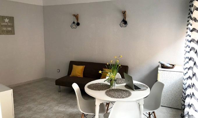 San Anton Apartment | Prime Location: Beachside Apartment with Spa & Family Perks