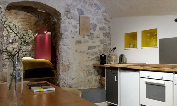 Vauvenargues Apartment | Tranquil Apartment 90m2 with Pool near Aix-En-Provence