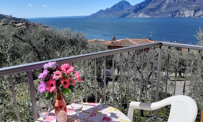 Assenza Apartment | Scenic Apartment Azalea with Breathtaking Lake View