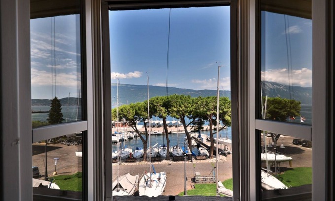 Bogliaco Apartment | Apartment 'Al Porto Vecchio' with Sea View and Wi-Fi