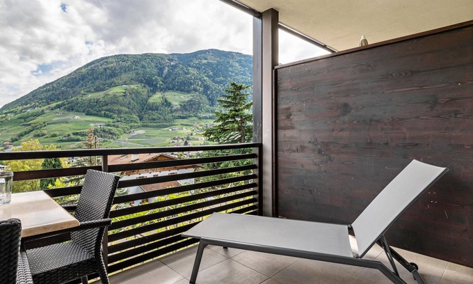 Lagundo Apartment | Mountain View Apartment 'Alagundis Argentum Familia' with Pool