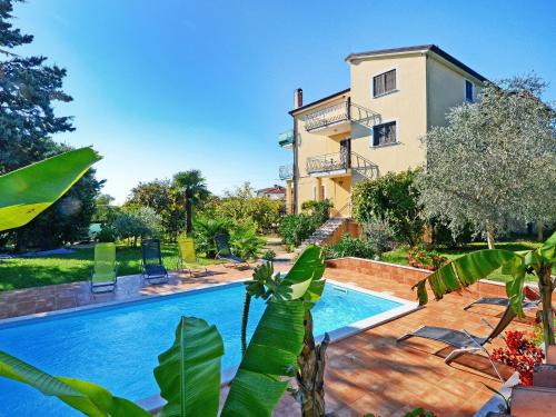Valica Apartment | Family-Friendly Retreat: Apartment Albina-1 with Pool