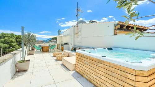 Puerto de Pollensa Apartment | Oceanfront Escape at Apartment Alice with Hot Tub & Views