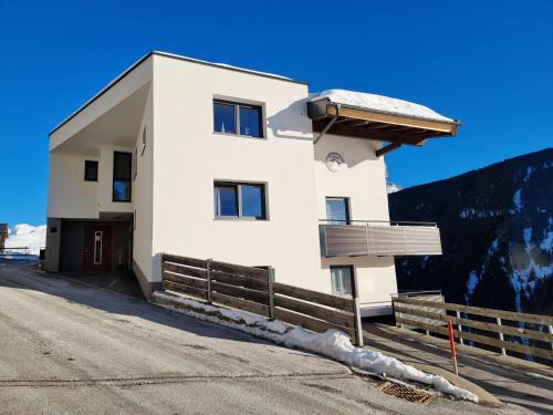Kappl Apartment | Cozy Apartment Alpenliebe - Pet & Child Friendly Retreat