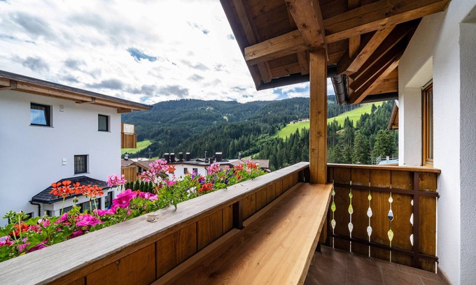 Racines Apartment | Cozy Apartment 'Alpenspitz App Mareiterstein 2' with Views