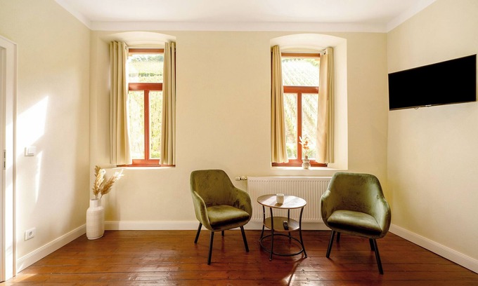 Traben-Trarbach Apartment | Exclusive Apartment 'Alte Stadtvilla Am Weinberg 4' Awaits