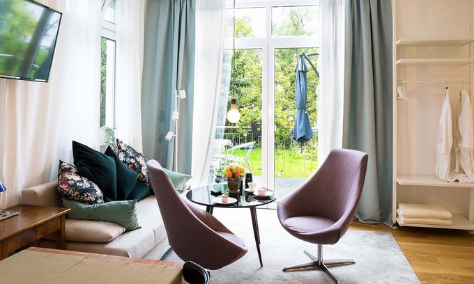 Reutlingen Apartment | Perfect Getaway: Apartment Am Apfelbaum with Balcony & Kitchen