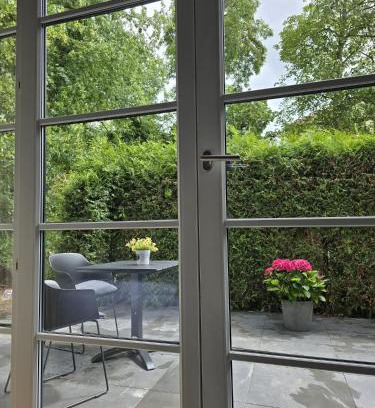 Markkleeberg Apartment | Tranquil Apartment by Cospudener Lake for Your Getaway