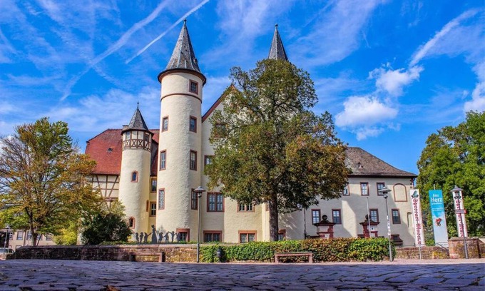 Lohr am Main Apartment | Family-Friendly Apartment am Schloss with Kitchen Amenities
