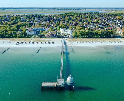 Zingst Apartment | Enchanting Apartment an der Seebrücke with Ocean Views