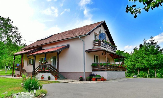 Seliste Dreznicko Apartment | Pet-Friendly Apartment Andreja with Hot Tub & Kitchen