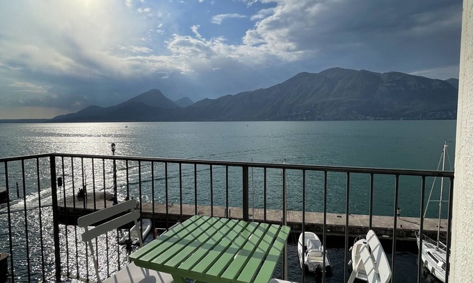 Brenzone sul Garda Apartment | Lake View Apartment 'Angolo Sul Porto' with Oceanfront Spa