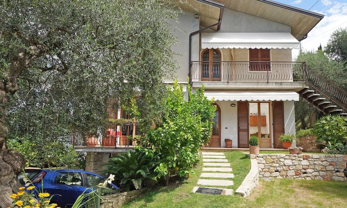 Frader Apartment | Scenic Apartment "Anna Torri" with Garden and Lake Views