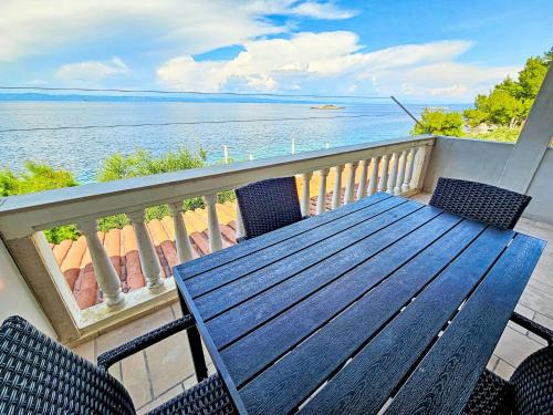 Prigradica Apartment | Oceanfront Apartment Antun-2: Pet-Friendly Retreat