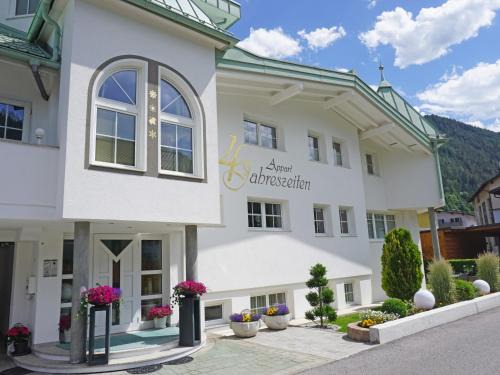 Ried im Oberinntal Apartment | Oceanfront Apartment 4-Jahreszeiten-1 by Interhome