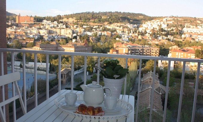 Cervantes Apartment | Apartment 'Apartamento Góngora Congresos' with Mountain View, Wi-Fi and Air Conditioning
