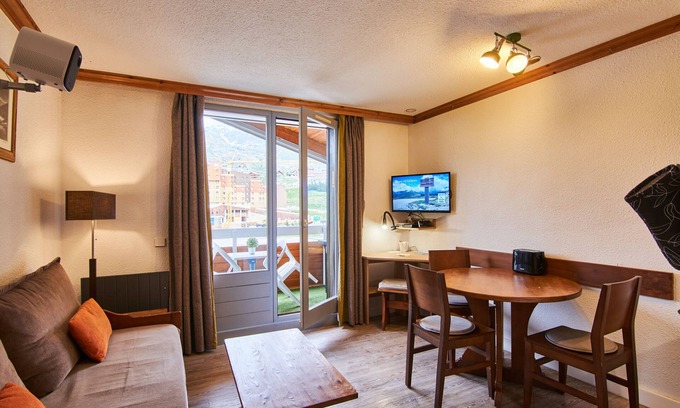 Bergers Apartment | Cozy Apartment Alpe D' Huez with Balcony and Spa Access