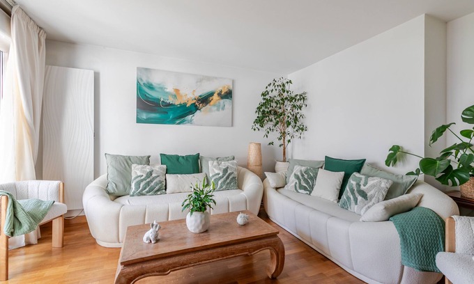 Saint-Lambert Apartment | Cozy Apartment with Balcony, Wi-Fi and Oceanfront Views
