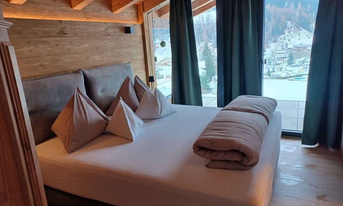 Fulpmes Apartment | Apartment 'Appartement Gletscherblick' with Mountain View, Private Terrace and Wi-Fi