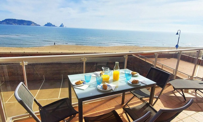 Els Griells Apartment | Artit D 1: Pet-Friendly Retreat with Ocean View & Spa