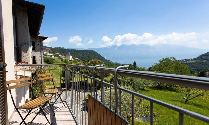 Vesio Apartment | Elegant Apartment 'Artù' with Garden, Balcony & Wi-Fi