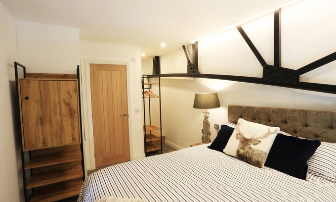 Kirkheaton Apartment | Comfortable Apartment at Hotl Aparts with Kitchen Access