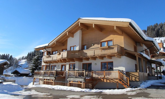 Hinterglemm Apartment | Cozy Apartment on the Slopes with Enclosed Garden