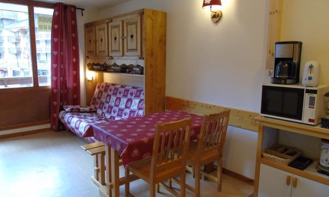 Valfrejus Apartment | Cozy Apartment at the Foot of the Slopes with Breakfast