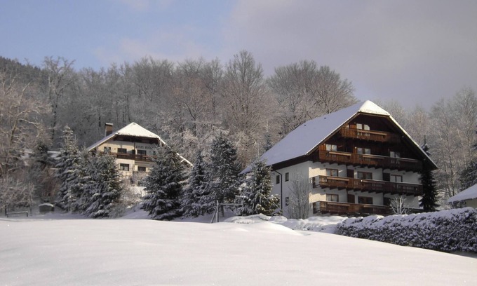 Unterach am Attersee Apartment | Cozy Apartment for 2-4 Guests at Haus Bianca & Sterngut
