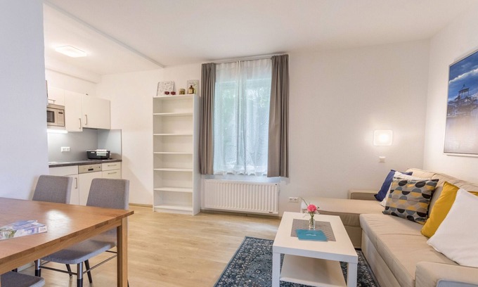 Velden am Worther See Apartment | Apartment 'Haus Melanie - Fewo 5' with Mountain View, Shared Garden and Wi-Fi