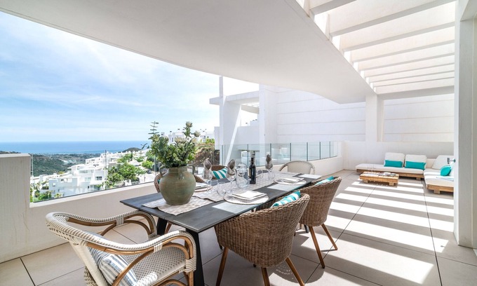 Ojen Apartment | Elegant Apartment 'Avec Vues Sur Marbella' with Ocean View