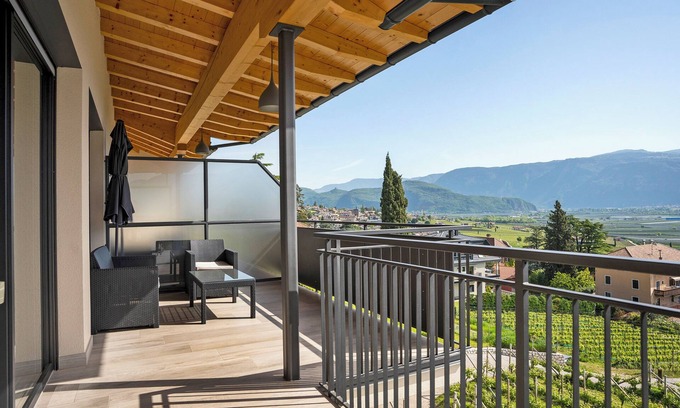Tramin Apartment | Mountain View Apartment 'Bacchushof Chardonnay' with Pool