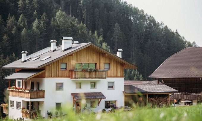Luson Apartment | Elegant 'Bawiglbach Grosskarneid' with Mountain Views & Wi-Fi