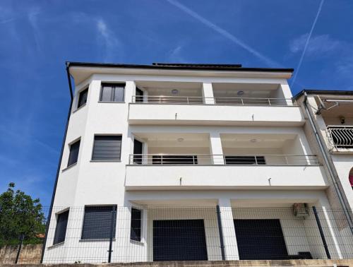 Selce Apartment | Seaside Retreat: Family-Friendly Beach View Apartment