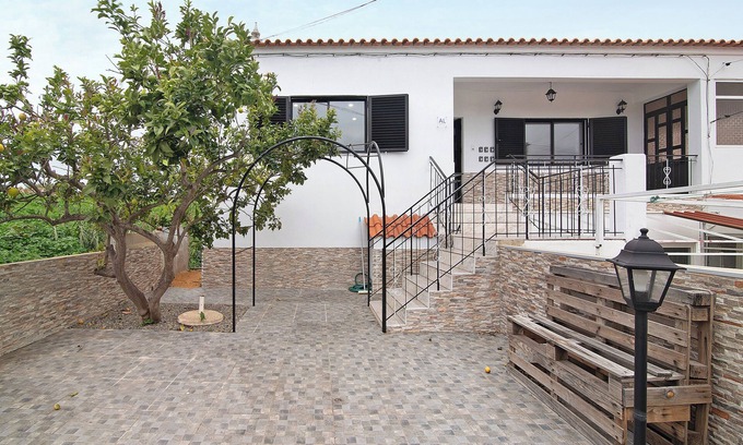 Moncarapacho e Fuseta Apartment | Beachfront Apartment with Terrace, Wi-Fi & Ocean View