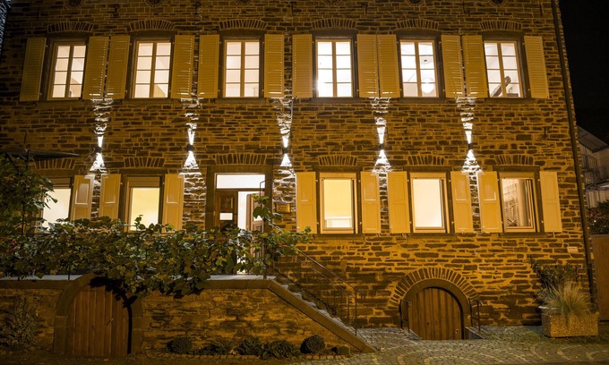 Bremm Apartment | Elegant BelEtage Apartment in Historic Manor with Ocean View