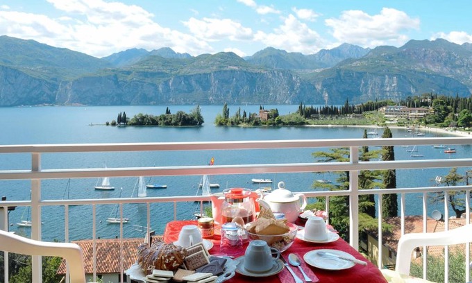 Val di Sogno Apartment | Oceanfront Apartment Belvedere-1: Family-Friendly Escape